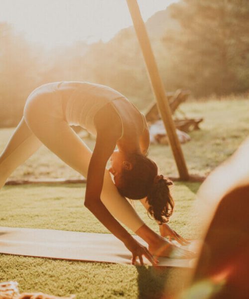 Foto de mujer haciendo yoga