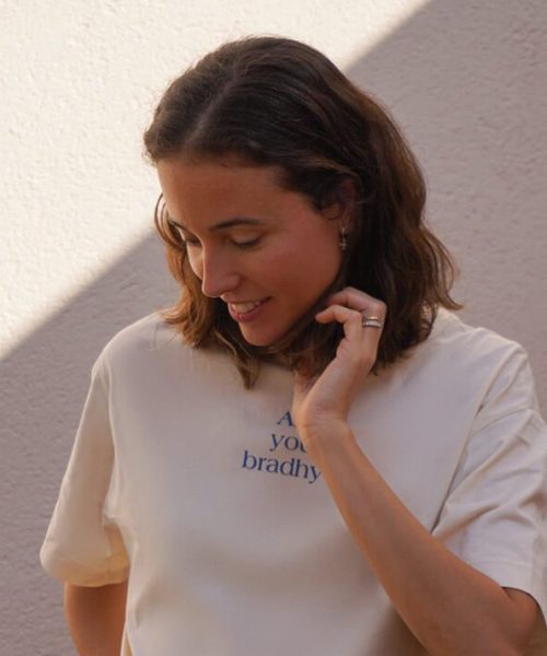 Foto de una mujer con sonrisa relajada