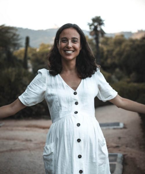 Foto de una mujer embarazada, sonriendo